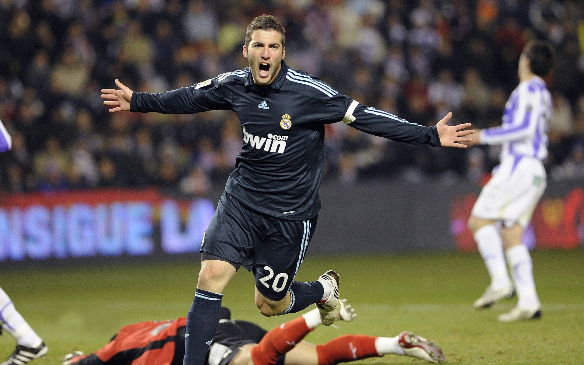 丹·卡特的比赛视野与出色传球，为全黑队打开进攻之门，丹.卡特